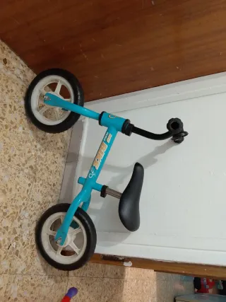 Bicicleta de equilibrio azul