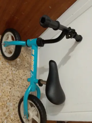 Bicicleta de equilibrio azul