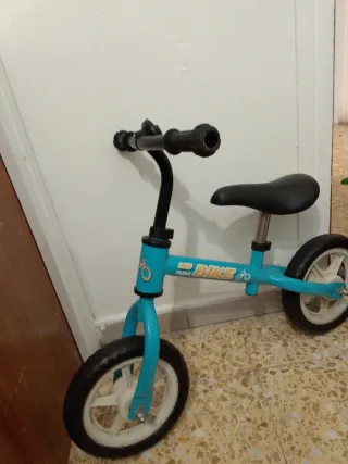 Bicicleta de equilibrio azul