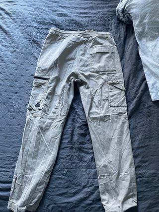 Pantalón cargo marron.