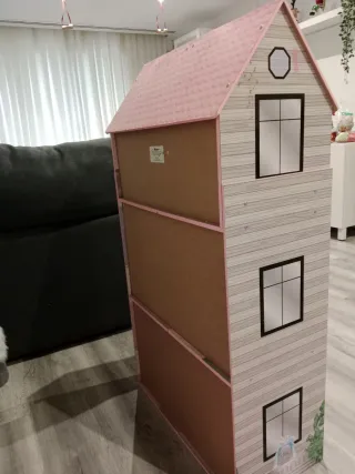 Casita de muñecas rosa de 3 plantas