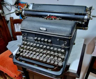 Macchina da scrivere Royal antica