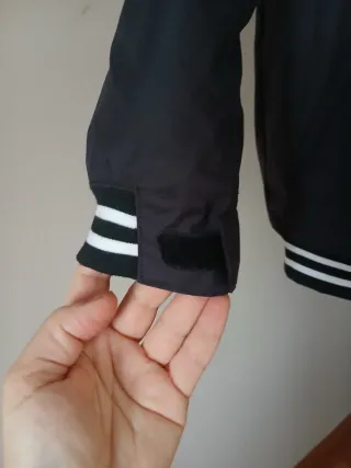 Chaqueta Negra y Gris con Logo