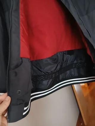 Chaqueta Negra y Gris con Logo