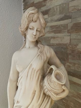 Estatua de mármol mujer con jarrón