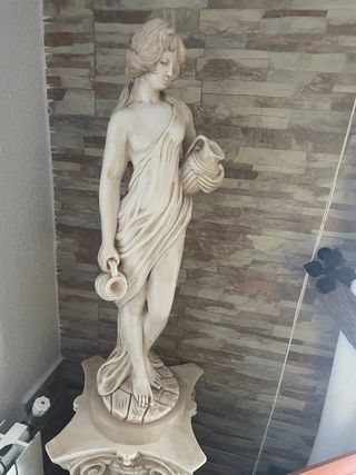Estatua de mármol mujer con jarrón
