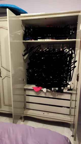 Armario y mueble tocador con espejo