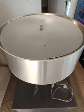 Lámpara de mesa o salón. Grande, plateada