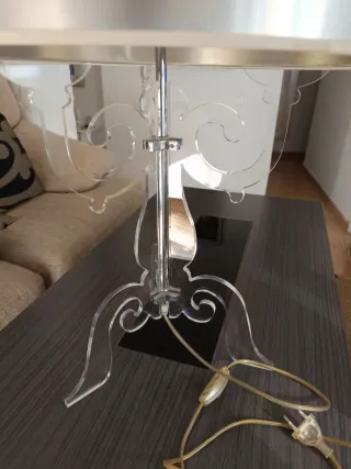 Lámpara de mesa o salón. Grande, plateada