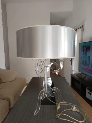 Lámpara de mesa o salón. Grande, plateada