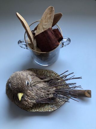 Decoración rústica: jarrón, pájaro y velas
