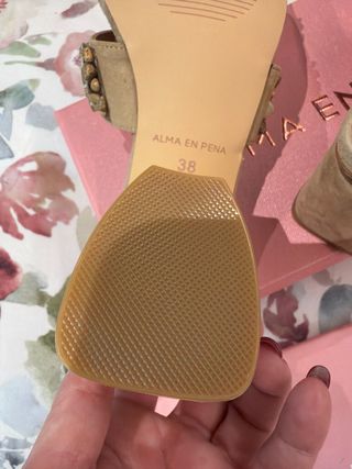 Sandalias Alma en Pena Beige y Doradas