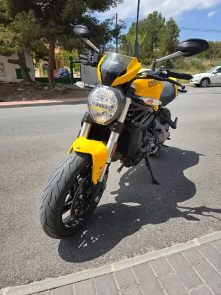Ducati Monster 821 Amarilla