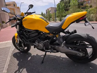 Ducati Monster 821 Amarilla