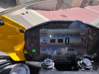 Ducati Monster 821 Amarilla