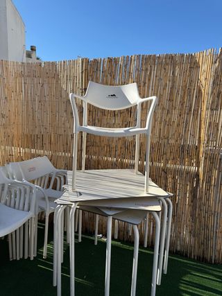 33 Sillas y 4 Mesas Blancas