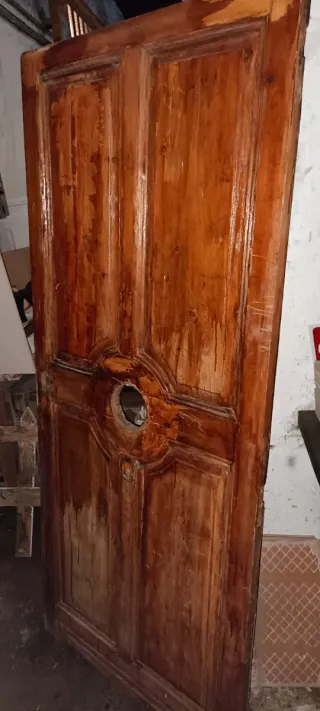 Puerta antigua de madera sin marco.
