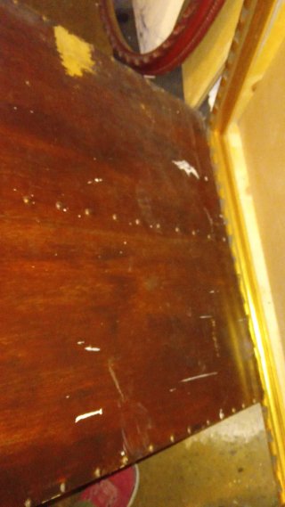 Puerta antigua de madera sin marco.
