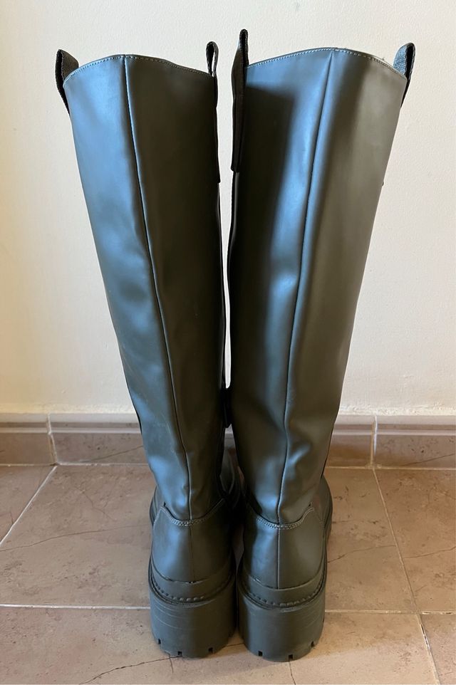 Botas planas efecto goma Stradivarius