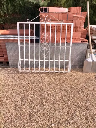 Reja de ventana blanca forjada