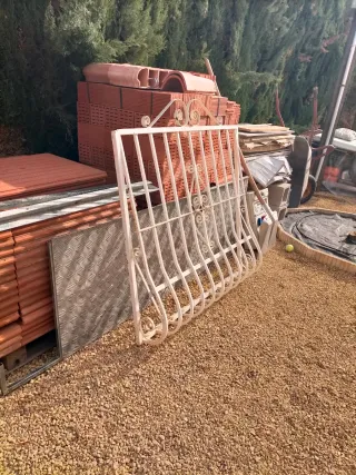 Reja de ventana blanca forjada