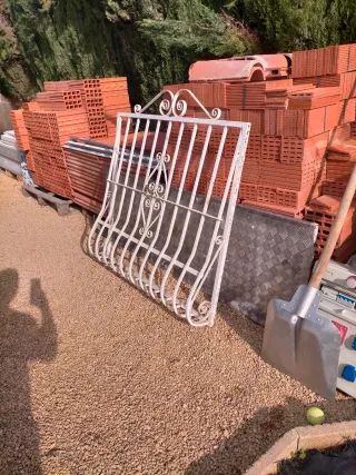 Reja de ventana blanca forjada