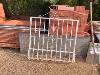 Reja de ventana blanca forjada