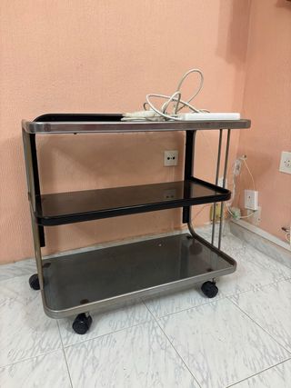 Mesa TV con ruedas y 2 estantes