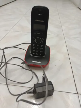 Teléfono Inalámbrico Panasonic Negro y Rojo