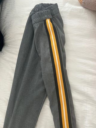 Pantalón de traje gris con rayas