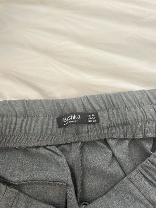 Pantalón de traje gris con rayas