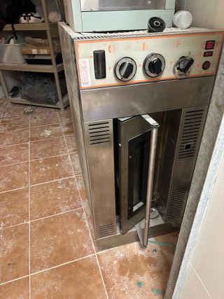 Cocina de gas y 3 hornos para pizza