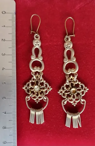 Pendientes largos dorados y plateados