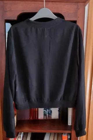 Bomber gasa con labios bordados