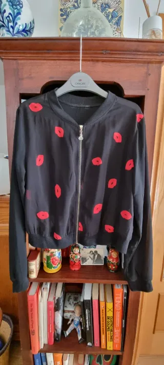 Bomber gasa con labios bordados