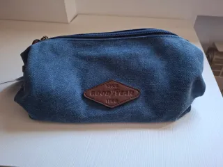 Bolso neceser Goodyear azul.