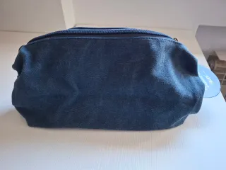 Bolso neceser Goodyear azul.