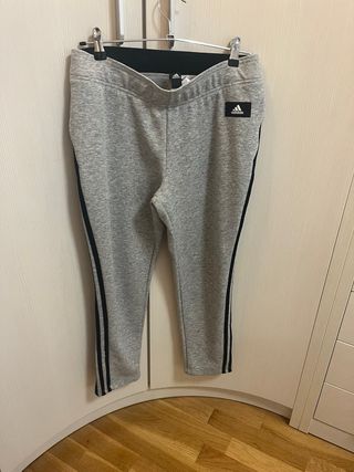 Pantalón chándal Adidas gris con rayas