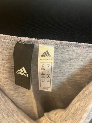 Pantalón chándal Adidas gris con rayas