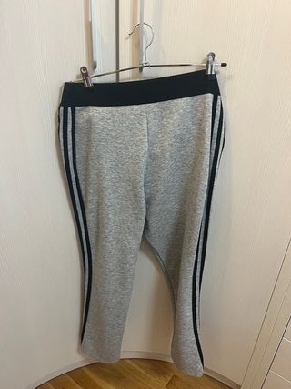 Pantalón chándal Adidas gris con rayas