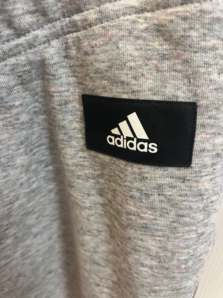 Pantalón chándal Adidas gris con rayas
