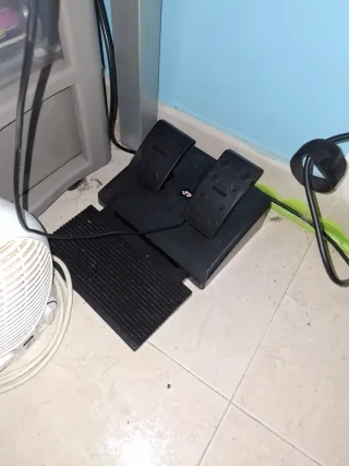 Volante Thrustmaster Multiplataforma con Pedales