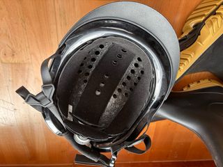 Casco montar a caballo y botas