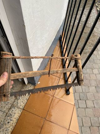 Sierra de mano antigua para decoración