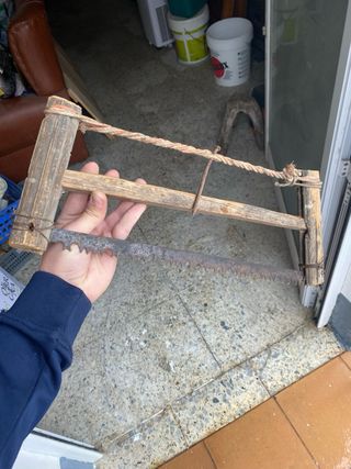 Sierra de mano antigua para decoración