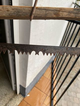 Sierra de mano antigua para decoración