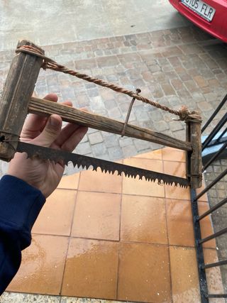 Sierra de mano antigua para decoración