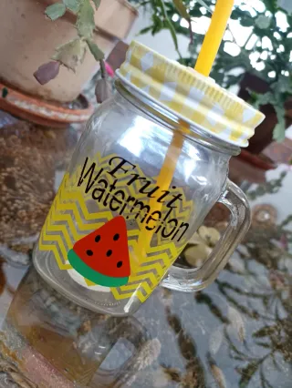 Vaso de vidrio con pajita y tapa