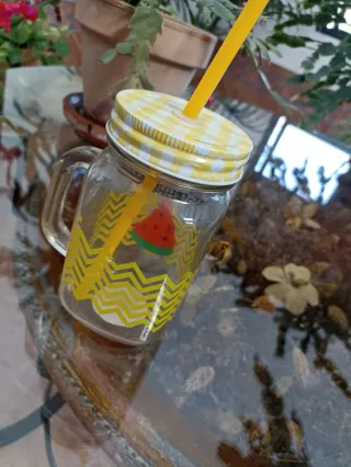 Vaso de vidrio con pajita y tapa