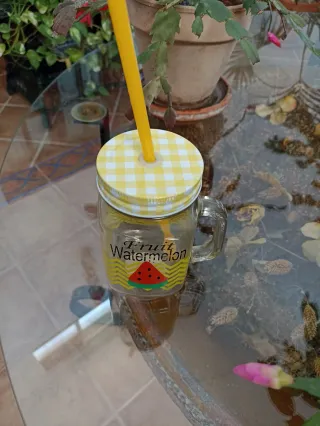 Vaso de vidrio con pajita y tapa